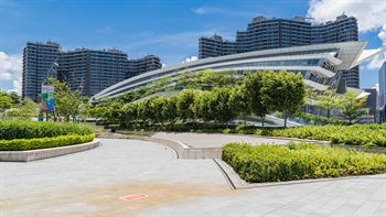整个休憩空间是植物与建筑的和谐组合。外形独特的建筑、葱笼郁秀的植物，以及一览无遗的维港景色，都使它备受游客和本地人的欢迎。